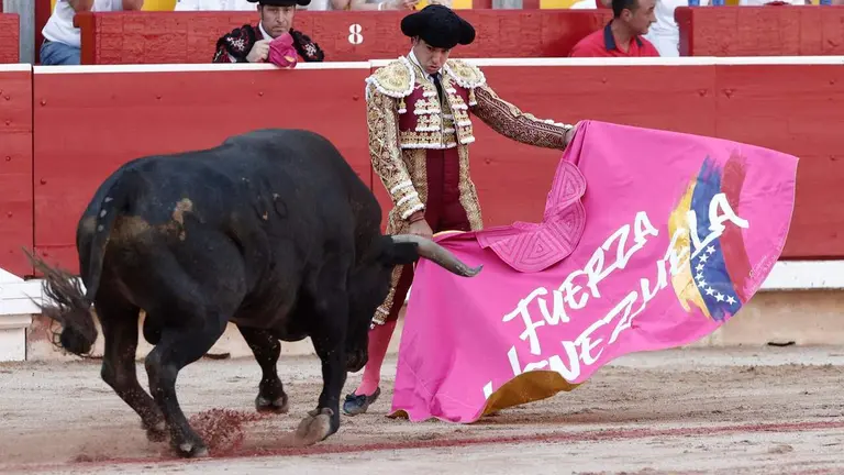 El diestro venezolano Jesús Enrique Colombo lidia un toro este lunes, durante las Fiestas de San Fermín en la Plaza de Toros de Pamplona. EFE/ Jesús Diges