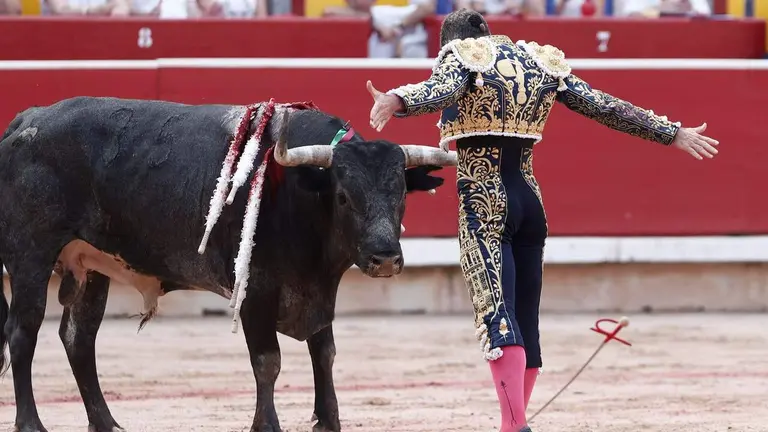 El diestro Manuel Escribano lidia un toro este lunes, durante las Fiestas de San Fermín en la Plaza de Toros de Pamplona. EFE/ Jesús Diges