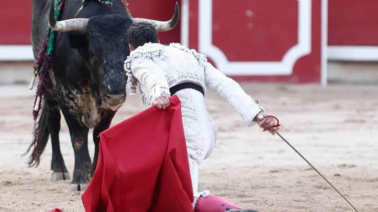 El diestro Pepe Moral en la lidia al segundo de los de su lote, durante la corrida de las Fiestas de San Fermín celebrada este lunes en la plaza de toros de Pamplona. EFE/Jesús Diges