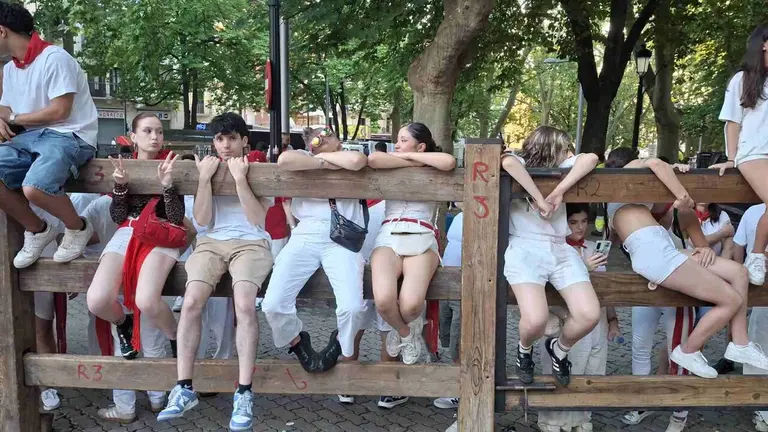 Jóvenes esperando el encierro en el vallado. JOSÉ MIGUEL MONTES