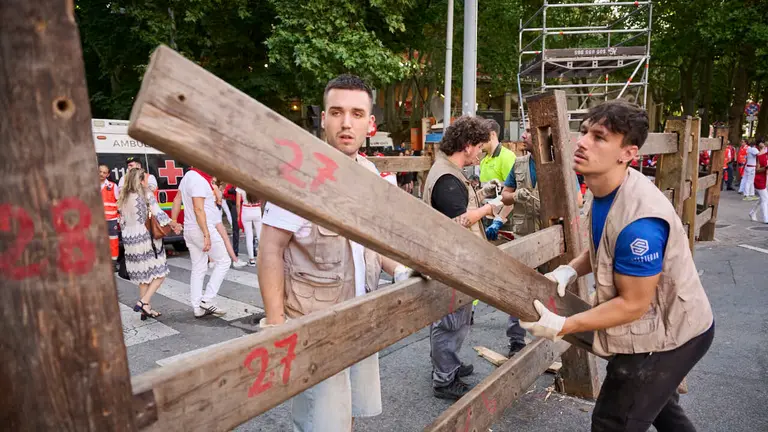 Último encierro de San Fermín 2026 con toros de Jandilla en la bajada al callejón. PABLO LASAOSA