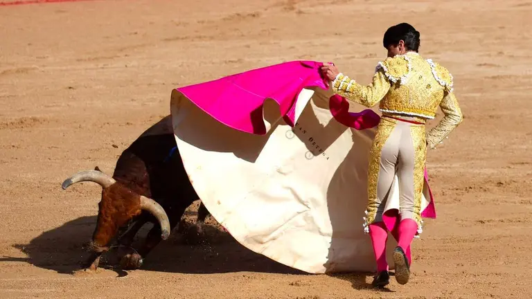 Primer toro para Juan Ortega en la última corrida de San Fermín con la ganadería Jandilla. IÑIGO ALZUGARAY