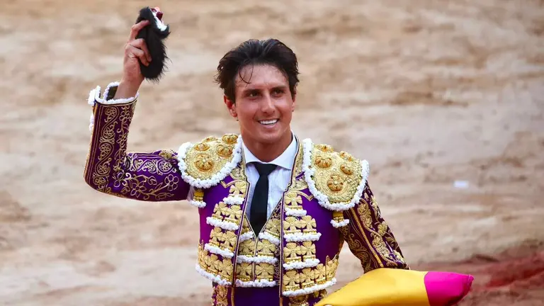 Roca Rey con su primer toro de la tarde en la última corrida de San Fermín. IÑIGO ALZUGARAY