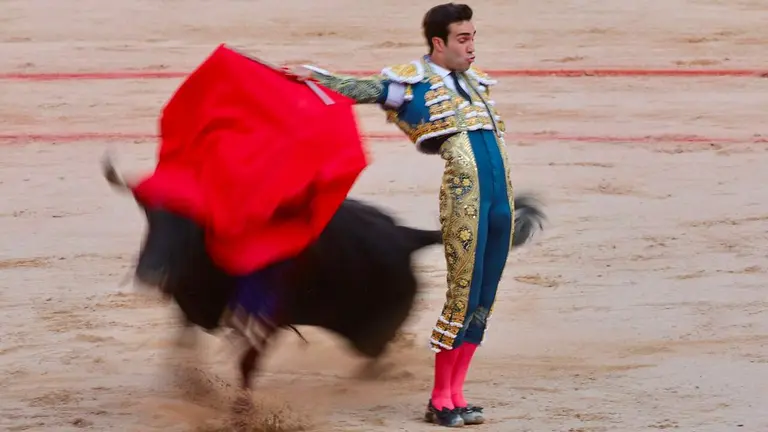 Primer toro de Jandilla para Tomás Rufo. IÑIGO ALZUGARAY