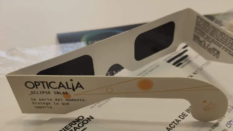 Gafas de eclipse solar OPTICALIA, referencia GP0247. GOBIERNO DE NAVARRA