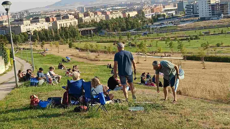personas contemplando el eclipse en la falda del monte San Cristóbal en Pamplona.