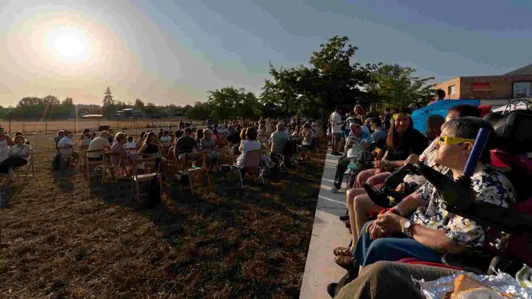 300 personas se han reunido en el centro Aspace de Cizur para vivir un eclipse accesible a todos los públicos. / Nicolás Estarriaga
