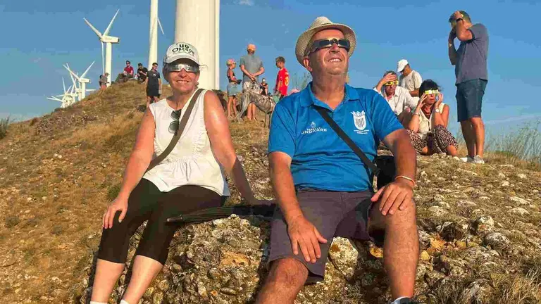 Maria Jesús Cabodevilla y su marido José Antonio durante el eclipse en el alto de El Perdón. IRANZU LARRASOAÑA