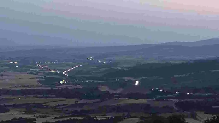 Vista de la entrada a Pamplona por la A-12 desde El Prrdón, colapsada tras el eclipse. IRANZU LARRASOAÑA