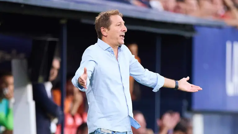 Luis Miguel Ramis de pie en el estadio de El Sadar. Foto Europa Press.