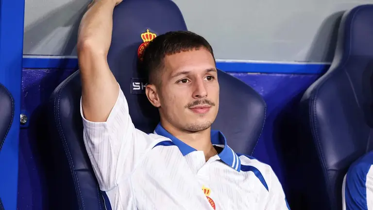 Bryan Zaragoza en el banquillo del RCD Espanyol. Foto Europa Press.