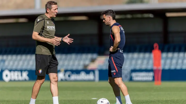 Luis Miguel Ramis charla con Kike Barja en un entrenamiento de los rojillos en Tajonar. CA Osasuna.