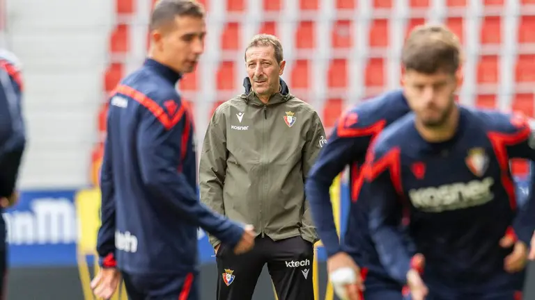 Luis Miguel Ramis, al fondo, observando un entrenamiento de sus jugadores. CA Osasuna.