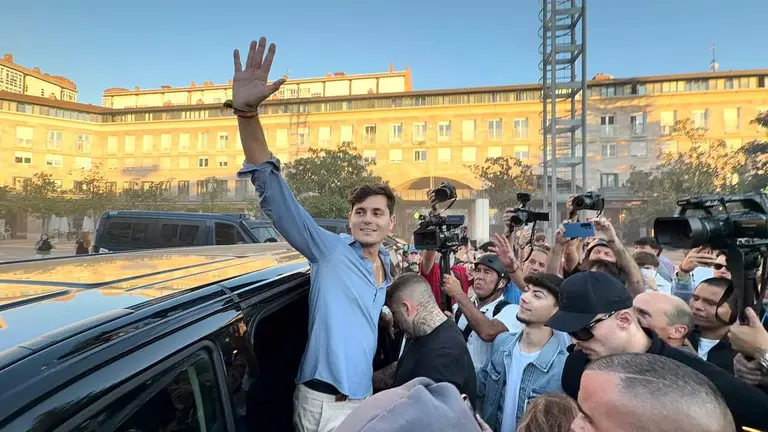 Vito Quiles termina su acto y se marcha de Pamplona. NAVARRA.COM
