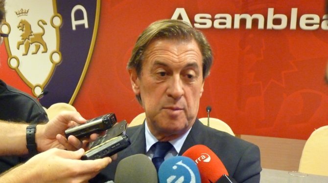 El expresidente de Osasuna, Miguel Archanco, en rueda de prensa. Navarra.com