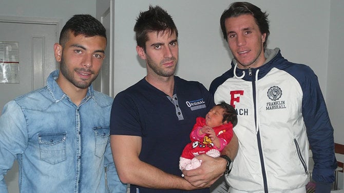 José García y Adrián Cruz, jugadores de Osasuna, con la recién nacida.