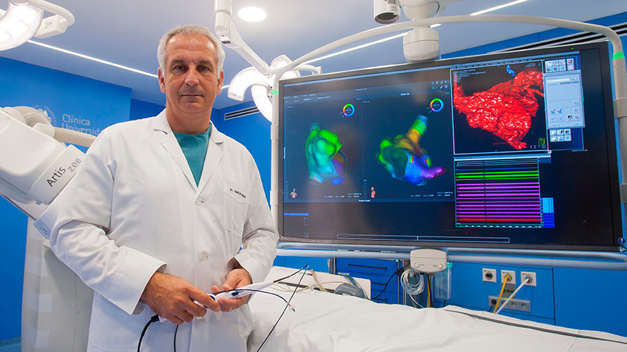 El doctor Ignacio García Bolao, director de Cardiología de la CUN, muestra el nuevo navegador para el diagnóstico más preciso de las arritmias.
