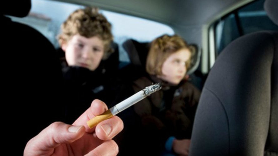 Proponen que no se pueda fumar en automóviles donde viajen menores. /EFE