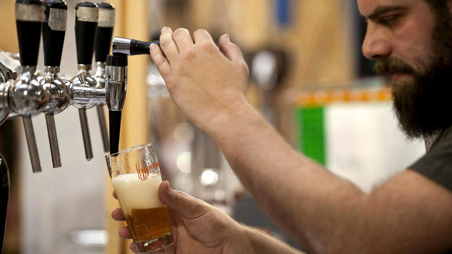 Un estudio destierra el mito sobre la 'barriga cervecera'. /EFE