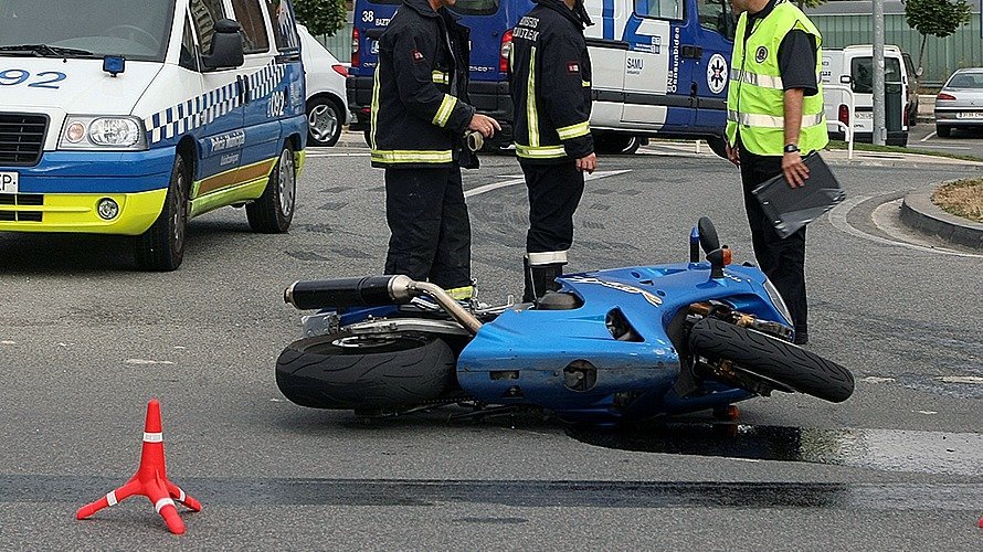 La Policía Municipal atiende un accidente de moto en Pamplona.