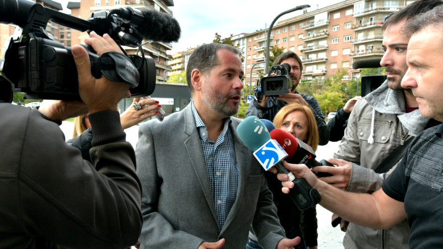 Tomás López a la entrada del juzgado de Pamplona. PABLO LASAOSA.