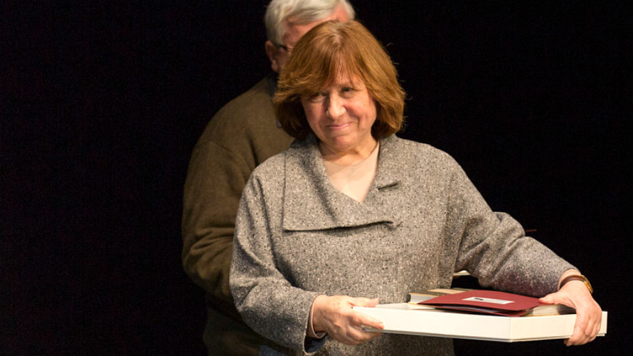 La escritora y periodista bielorrusa Swetlana Alexandrowna recibiendo el Premio Nobel de Literatura 2015 . charter97