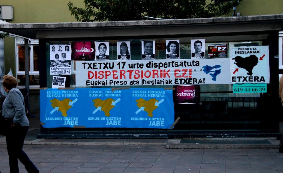 Varios de los carteles colocados en Villava para el homenaje.