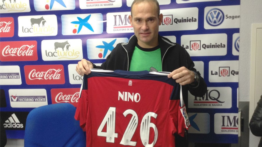 Nino sujeta la camiseta con su nombre y el número de partidos jugados.