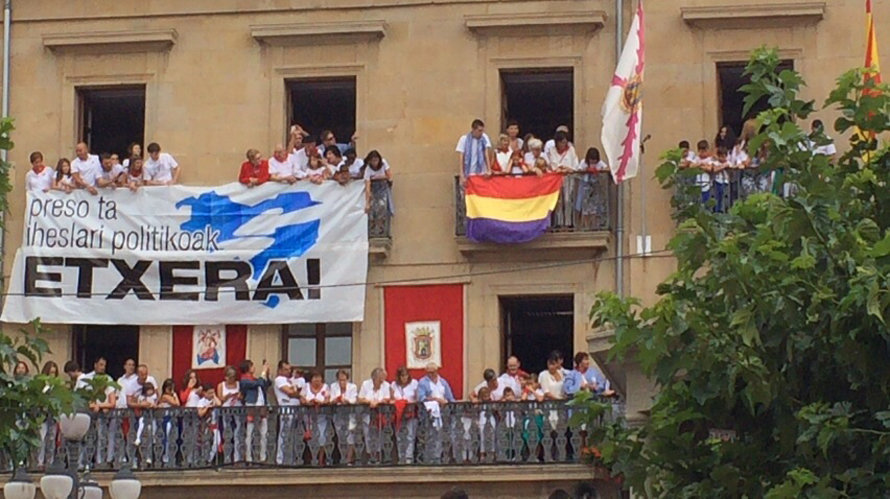 Pancarta colocada en favor de los presos de ETA en el Ayuntamiento de Tafalla.