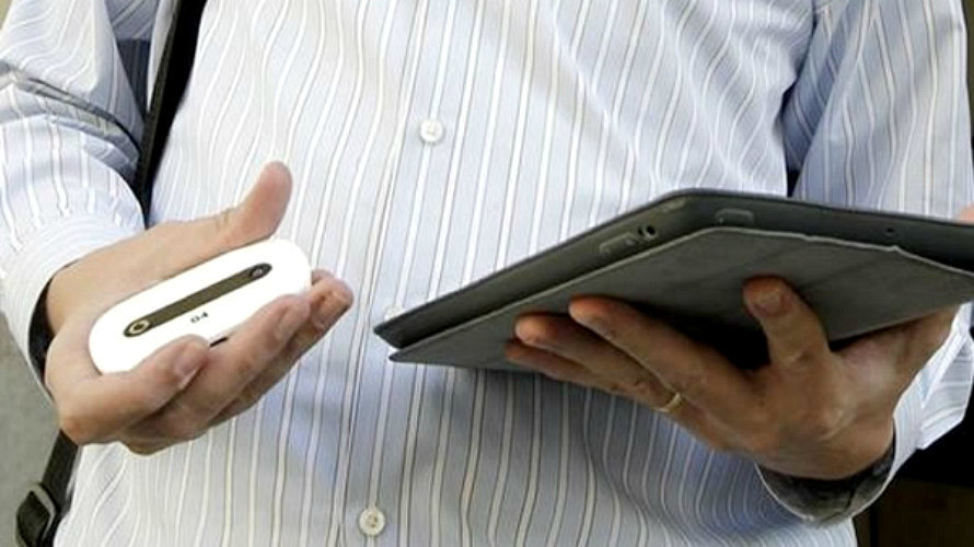 Un hombre consulta su tablet usando wifi. EFE