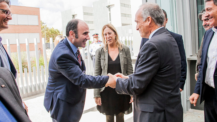 Juan José Marcos, director de Davalor Salud, recibe al vicepresidente Manu Ayerdi en el nuevo centro de investigación visual.