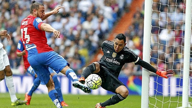 Keylor Navas defiende la portería del Real Madrid.jpg