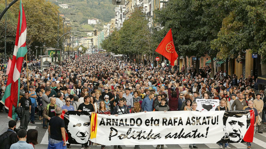 Manifestación en San Sebastián para exigir la excarcelación de Arnaldo Otegi y Rafa Díez. EFE