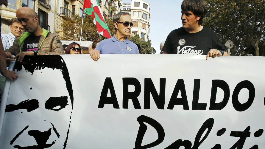 Hodei Otegi,d.,hijo de Arnaldo Toegi, durante la manifestación celebrada esta tarde en San Sebastian. EFE