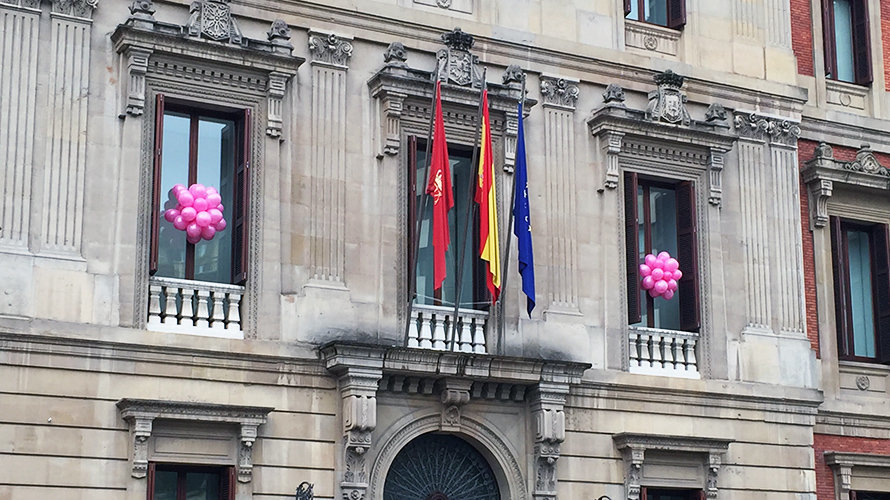 El Parlamento de Navarra con globos rosas por el Día contra el cáncer de mama