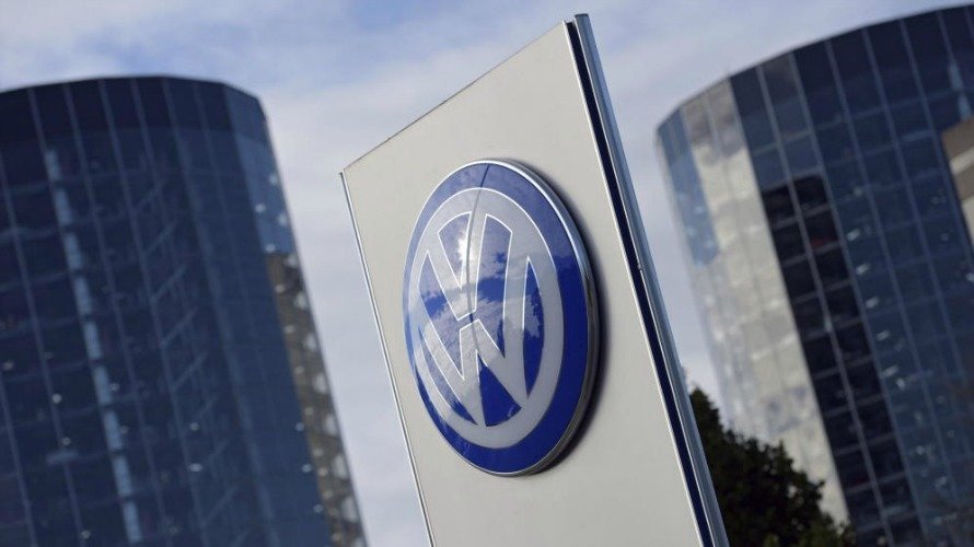 Logotipo de Volkswagen en la ciudad del automóvil de Wolfsburgo. EFE.