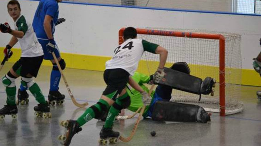 Oberena hockey patines a punto de marcar un gol.