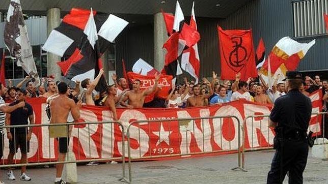 Un grupo de aficionados radicales del Sevilla CF. EFE.