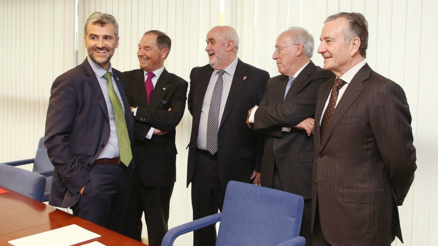 De izq. a dcha. Carlosena, Felones, Mendoza, Pizarro y Jesús Irurre, anterior presidente del Consejo Social de la UPNA.