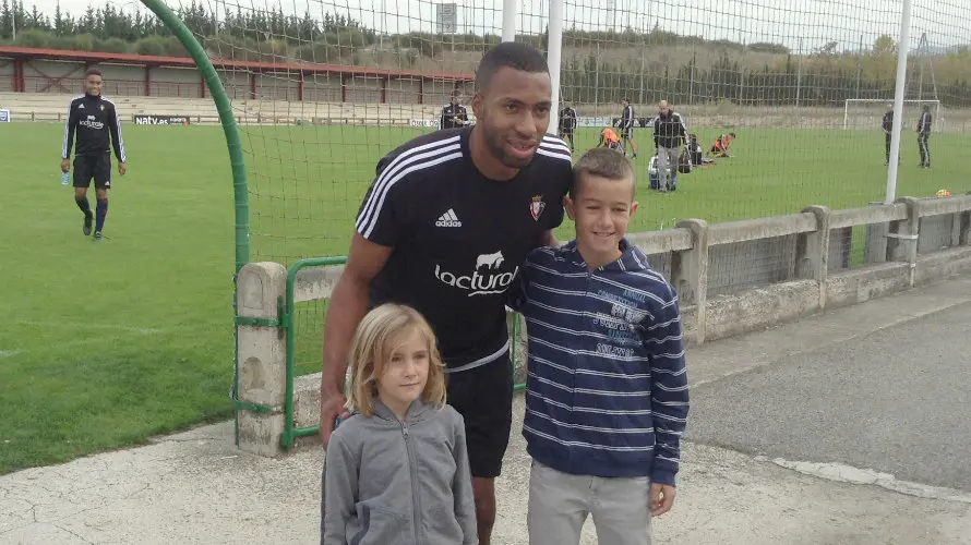 Jordan Loties posa con dos jóvenes aficionados en Tajonar.