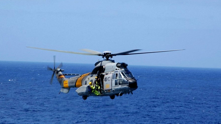 Fotografía de archivo, facilitada por el Ministerio de Defensa, de un helicóptero Super-Puma del Servicio Aéreo de Rescate (SAR) del Ejército del Aire igual al accidentado en Canarias. Efe