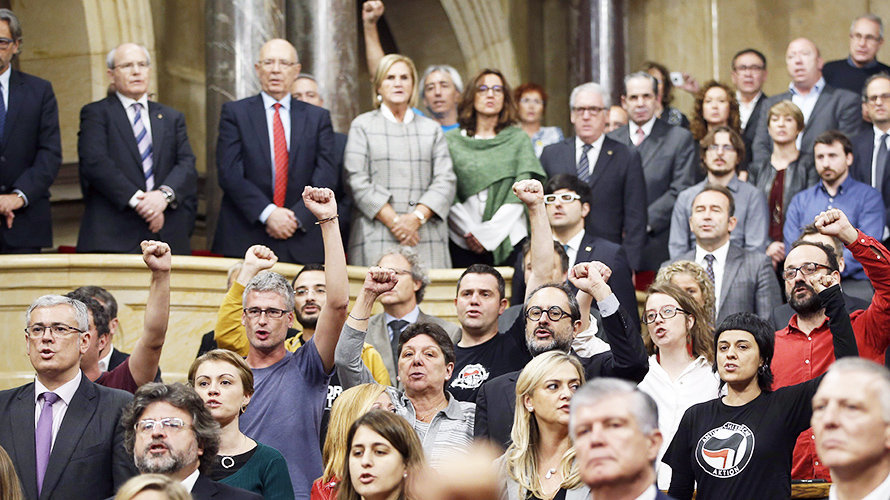 El expresidente de la Generalitat, José Montilla (2i) junto a los expresidentes del Parlament, Ernest Benach (i), Joan Rigol (2d) y Núria de Gispert (d) en el palco de invitados, y diputados de diferentes grupos, cantan &#34;Els Segadors&#34;, al finalizar la sesión constitutiva del nuevo Parlament en la que la número dos de la candidatura de Junts pel Sí, Carme Forcadell, ha sido elegida nueva presidenta, con 77 votos a favor, el 57 % de la Cámara, que corresponden a todos los diputados Junts pel Sí (JxS) y CUP más la mitad -cinco- del grupo CatSíQueEsPot (CSQP). EFE/Andreu Dalmau