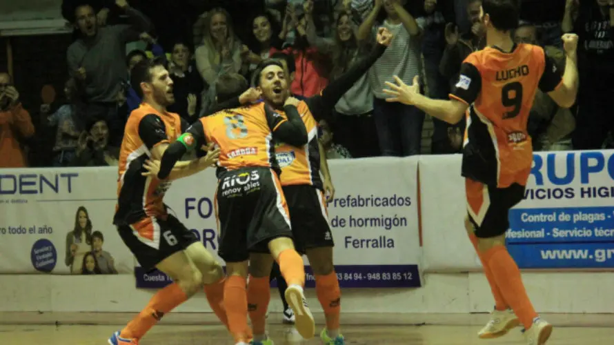 Los jugadores del Aspil Vidal celebran un gol.