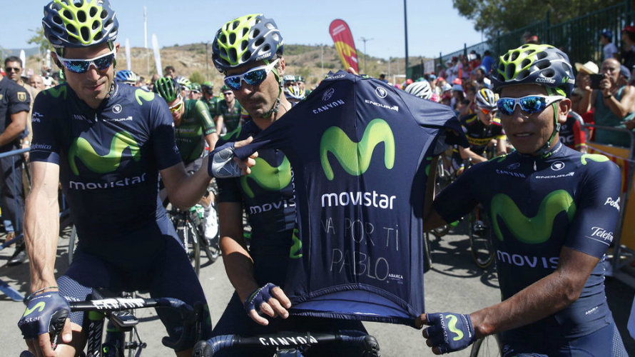 Los compañeros de Lastras le animan en la Vuelta a España. EFE.