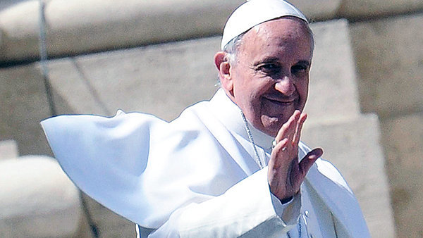 El Papa Francisco hace un gesto al final de una audiencia pública en la Ciudad del Vaticano. EFE/Ettore Ferrari
