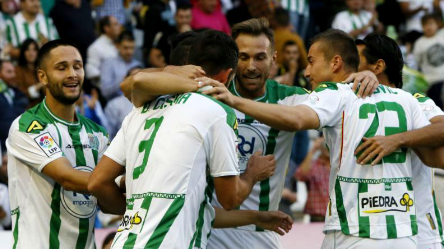 Los jugadores del Córdoba celebran uno de los goles al Nastic.