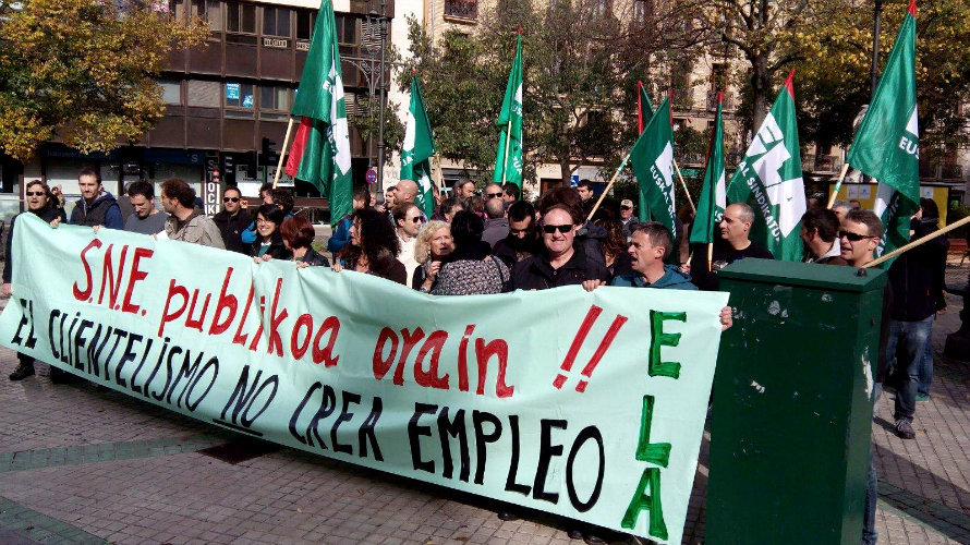 El sindicato ELA frente al Parlamento de Navarra.