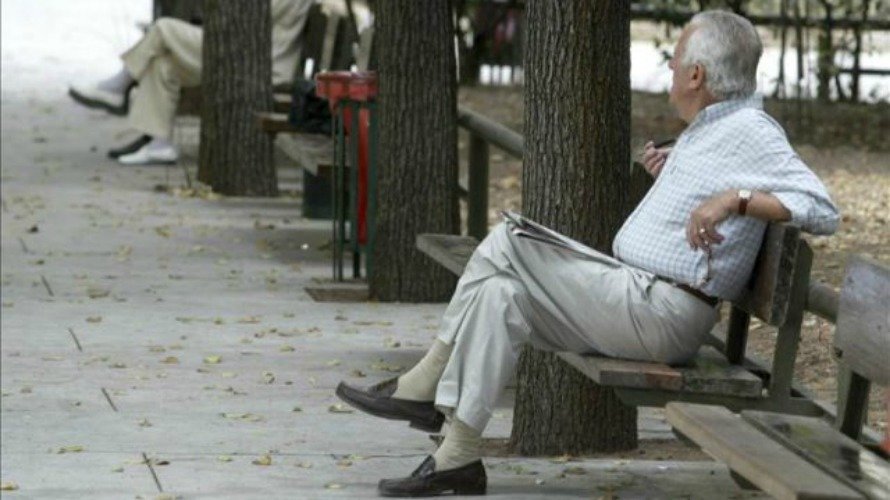 Imagen de un jubilado sentado en un banco de un parque. EFE. Archivo