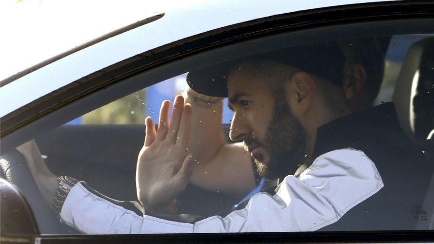 Karim Benzema dentro de su automóvil. Efe.