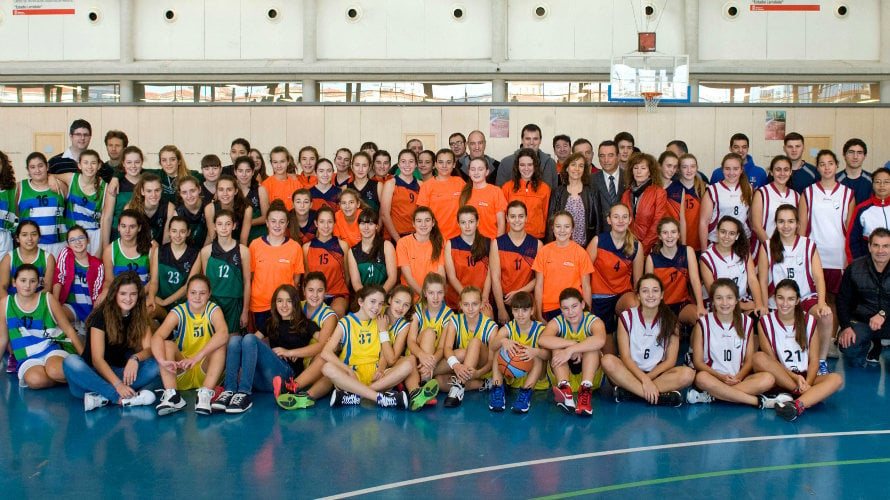 Representantes del Gobierno Foral y deportistas posan en Larrabide. Foto web Navarra.es